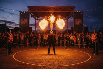 Cracheur de feu en pleine performance lors d'un événement festif
