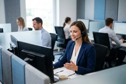 Femme professionnelle portant un casque audio dans un bureau moderne avec panneaux acoustiques, illustrant la communication sonore en entreprise