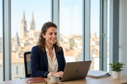 Femme souriante en bureau avec vue sur Niort